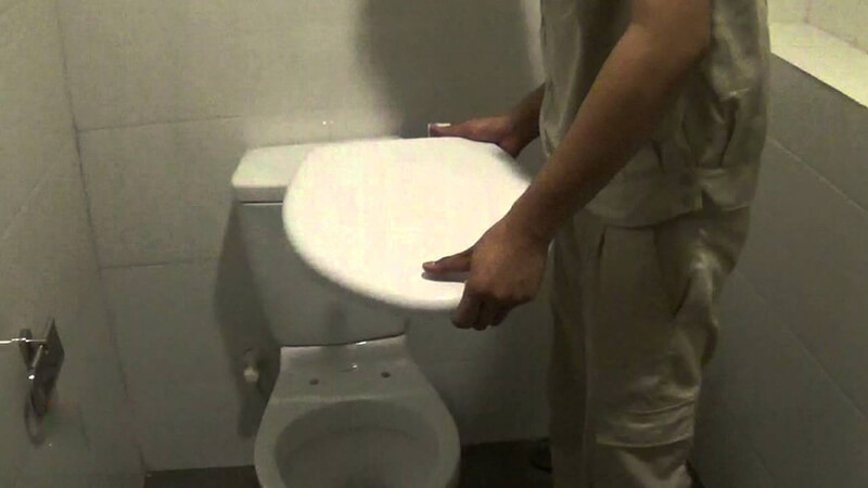 unnamed-13 Tháo nắp bồn cầu cũ ra trước khi thay mới