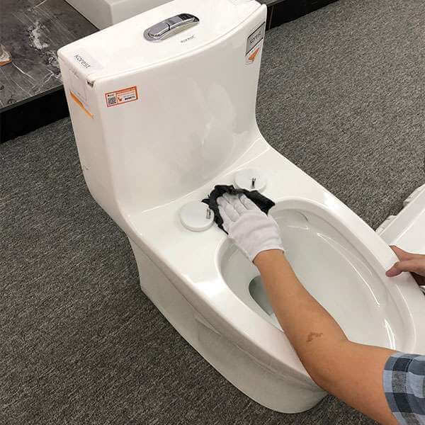 unnamed-14 Tranh thủ lau chùi bồn cầu cho sạch sẽ trước khi lắp nắp mới